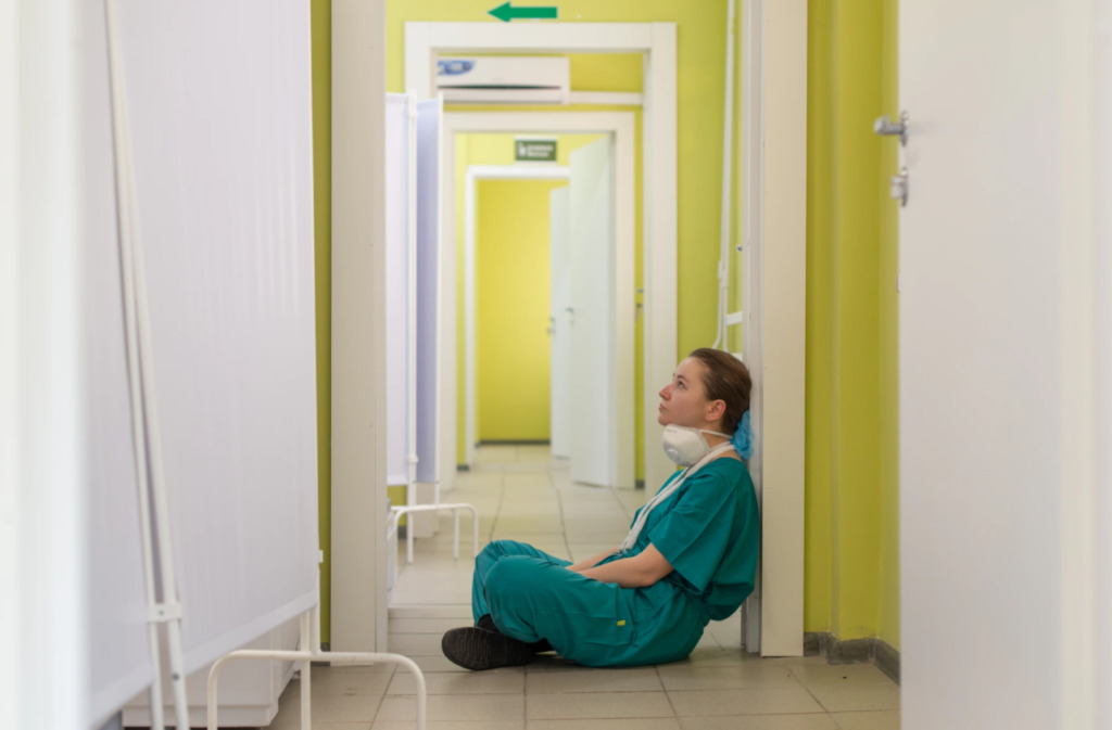 nurse in a hospital during covid 19
